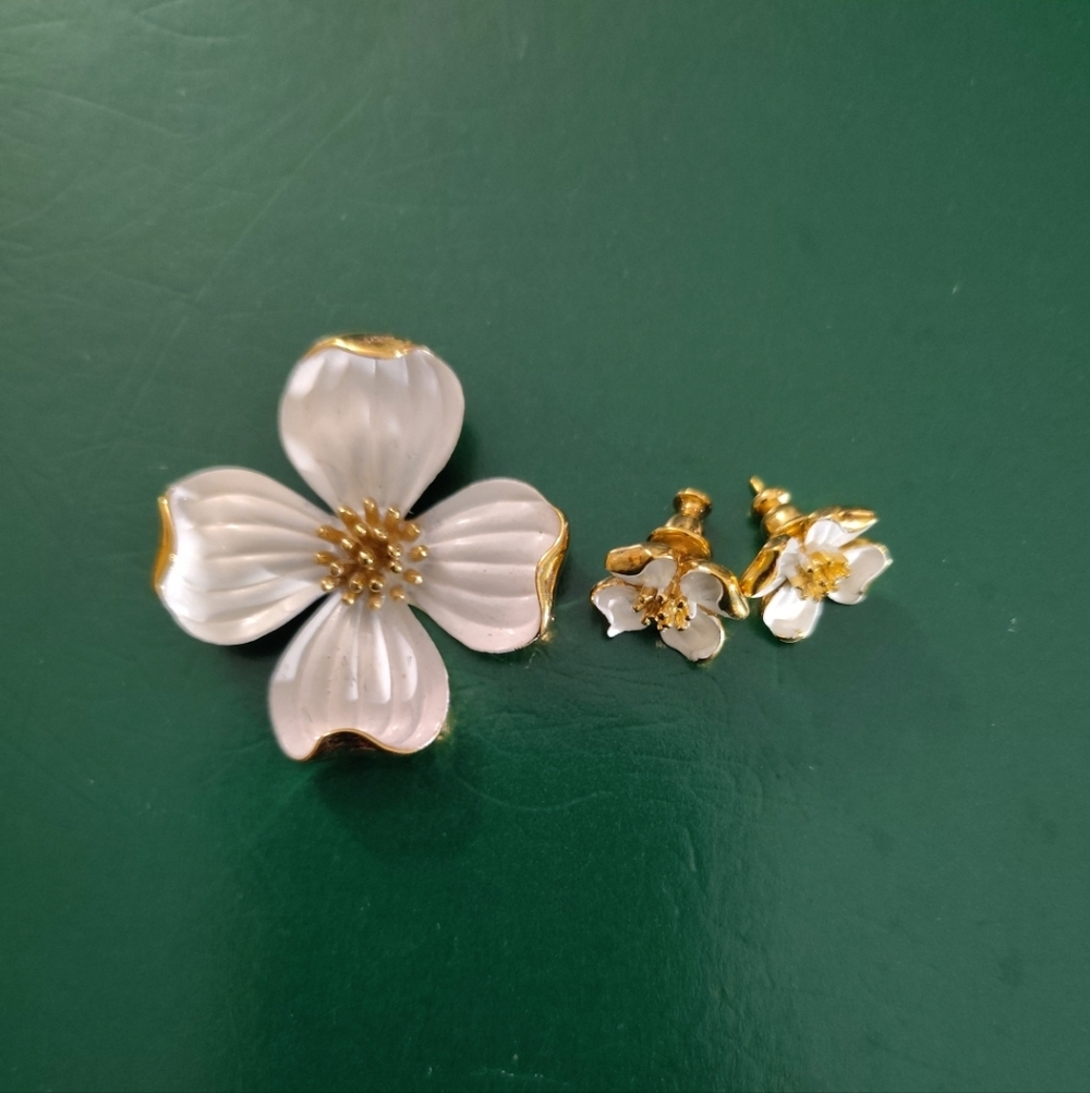 Vintage TRIFARI White Enamel Dogwood Flower Pendant And Pierced Earring Set